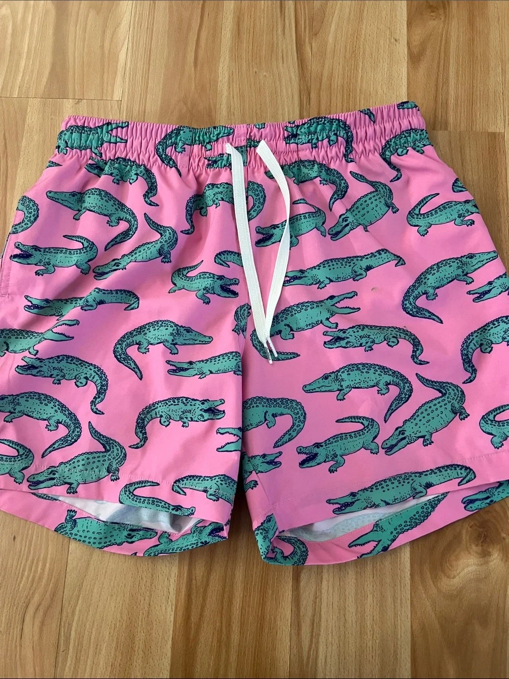 chubbies the Glades Pink Swim Trunks with Green Alligator Motif - size Small